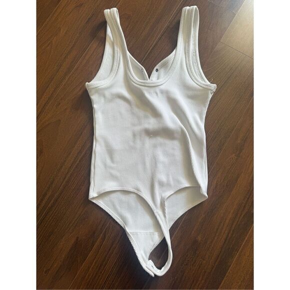 Abercrombie and Fitch White Seamless Ribbed Henley Bodysuit. Size XS. - Picture 3 of 5